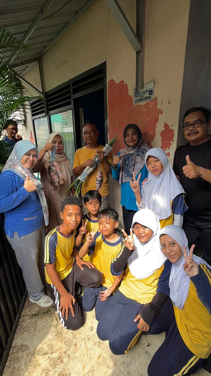 SDN Cipinang Cempedak 04 Gelar Kerja Bakti dan Panen Urban Farming, Hasil Panen Dibagikan kepada Warga